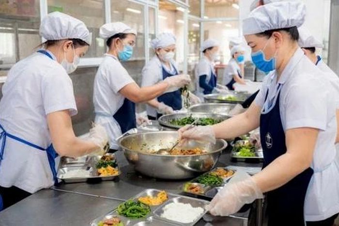 Hà Nội vào cuộc giám sát bếp ăn tập thể, ngăn ngộ độc thực phẩm - Đài Phát thanh và truyền hình Hà Nội