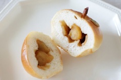 Bánh thơm quá, mang ra xem thế nào nào. Nhìn căng mọng giống táo thật quá đi.