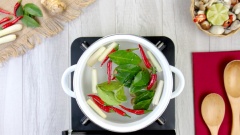 Cho vào nồi 1.5 lít nước lọc, 50gr sả đập dập, 20gr riềng đập dập, 20gr ớt đập dập, 5gr lá chanh vò dập, đun sôi 10 phút.