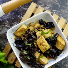 Đậu hũ trắng xào nấm mèo thịt bò ngon miệng có vị mặn và cay đặc trưng. Đậu hũ trắng béo bùi, thịt bò dai thơm cùng nấm mèo giòn sần sật thật thích miệng. Hứa hẹn mang đến bữa cơm ngon miệng, dinh dưỡng cho cả nhà.