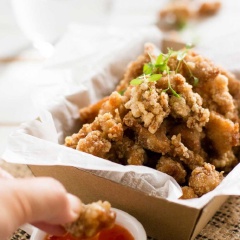 Thưởng thức gà chiên giòn kiểu Nhật Bản thôi nào! Thịt gà có thể chấm với nước tương pha chút mù tạt hoặc tương ớt, tương cà tùy sở thích. Bạn có thể chuẩn bị thêm ít rau bắp cải thái nhỏ để ăn kèm cho đúng kiểu Nhật nhé! Món gà chiên giòn kiểu Nhật Bản này vừa có thể làm món chính vừa có thể làm món ăn chơi đều hấp dẫn phải không?