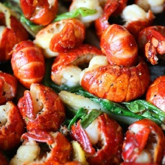 Vặn lửa to, đảo đều khoảng 10 phút. Thêm chút rượu, 1 thìa đường trắng, nước tương vào. Tiếp tục để lửa to và đảo đều. Cuối cùng cho thêm muối, hạt tiêu và thưởng thức.