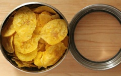 Vớt chuối ra, để ráo dầu. Món snack trái chuối đã xong, bạn có thể cho vào hộp kín hoặc túi nylon bảo quản, dùng dần.