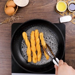 Cho 100g đường và 40ml nước lọc, đun đến khi đường tan hết thì cho bánh quẩy vào đảo đều cho đến khi đường khô lại và bám vào bánh quẩy, tắt bếp. Để bánh nguội sẽ càng giòn và ngon hơn.