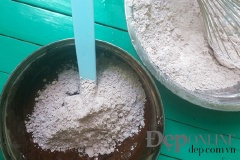 Rây bột mì, baking soda, muối vào một cái tô sạch, rồi chia thành 3 phần. Từ từ rắc vào B, mỗi lần chỉ cần trộn sơ khoảng 9-10 nhát bằng muỗng vét bột (phới), không cần trộn quá kĩ.