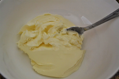 Tiếp theo cho phô mai Mascarpone ra chiếc bát lớn và để qua một bên. Đun sôi sẵn một ít nước nóng trong nồi. Cho lòng đỏ trứng và đường vào 1 thau nhôm/inox sạch, đánh tan lòng đỏ trứng và đường.