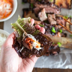 Để có thể làm món sườn nướng ngon lành và hấp dẫn để đãi cả nhà cùng ăn thì bạn đừng bỏ lỡ công thức làm sườn bò nướng BBQ này nhé. Lớp gia vị ướp thấm vào thịt rất thơm và ngon lắm đấy. lưu công thức lại nhé.