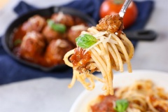 Mì Ý luộc chín, cho mì ra dĩa, gắp thịt viên sốt cà lên trên, thêm chút phô mai Parmesan bào hoặc phô mai bột rồi thưởng thức thôi. Sợi mì dai áo quanh nước sốt cà chua ngọt, thịt viên mềm ẩm thơm ngọt tự nhiên, xen lẫn đâu đó chút phô mai béo thơm đặc trưng khiến hương vị của món mì này thật sự chạm đến cảm xúc của người ăn.