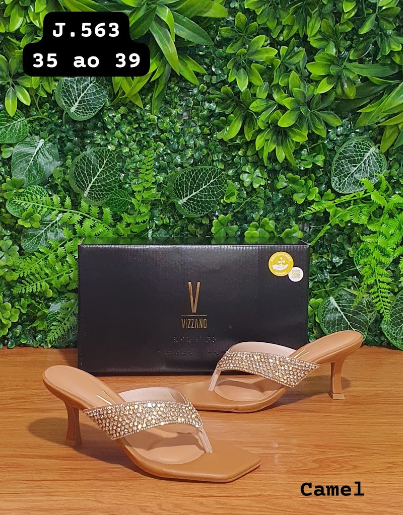 Sandalia de tiras con tachas y taco medio · foto 4