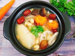 Món canh củ sen hầm táo đỏ với vị ngọt thanh từ nước dừa, đường phèn, củ sen sẽ là món ăn lí tưởng cho những ngày bạn thấy ngán thịt cá. Cách làm lại đơn giản, không quá cầu kì hay đòi hỏi nguyên liệu đắt tiền, khó mua. Còn chờ gì nữa mà không nấu thử món này ngay để đãi cả nhà nào.