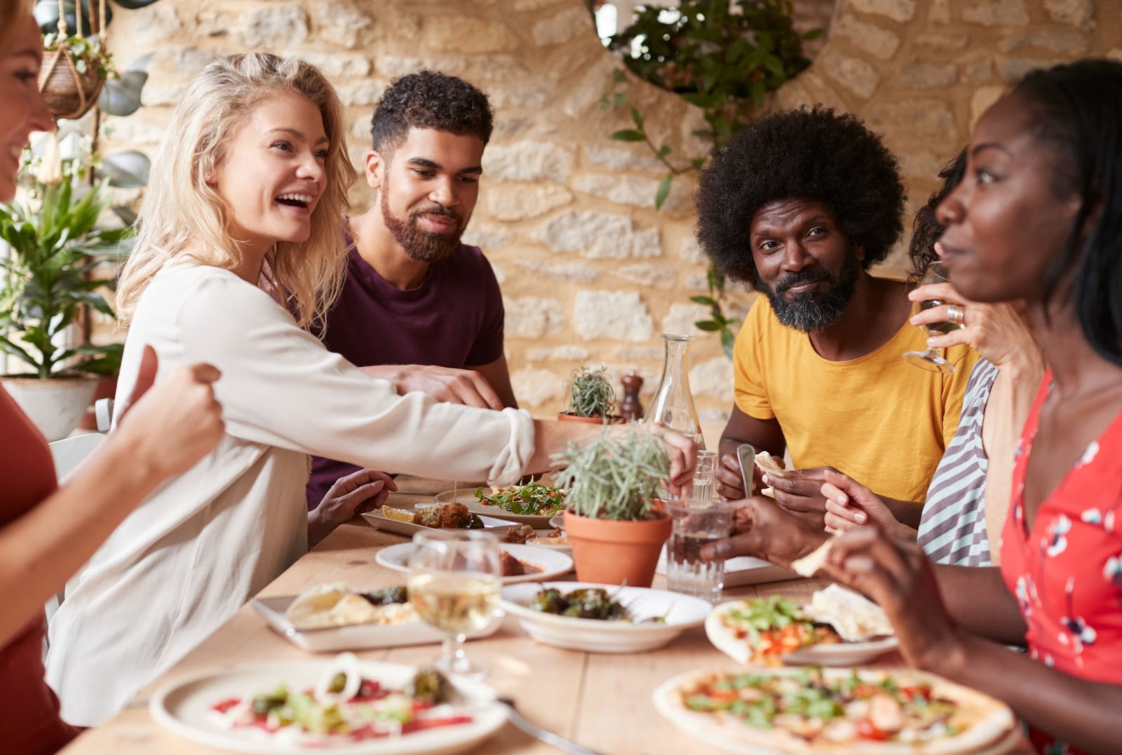 Personas de diferentes culturas conectadas a través del idioma inglés en un ambiente educativo artístico