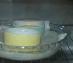 Cho bánh flan vào khay có lót khăn, đổ nước vào khay. Cho bánh vào lò nướng, nướng ở nhiệt độ 160ºC trong 40 phút. Hoặc cho vào xửng, hấp cho đến khi xăm tăm không thấy bánh dính tăm nghĩa là bánh chín.