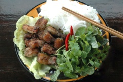 Giờ bạn chỉ cần pha thêm 1 chén nước mắm tỏi có vắt vài giọt chanh, thêm chút hạt tiêu vào để chấm với thịt là xong rồi. Bún thịt nướng riềng ăn với các loại rau sống mà bạn thích nhé!