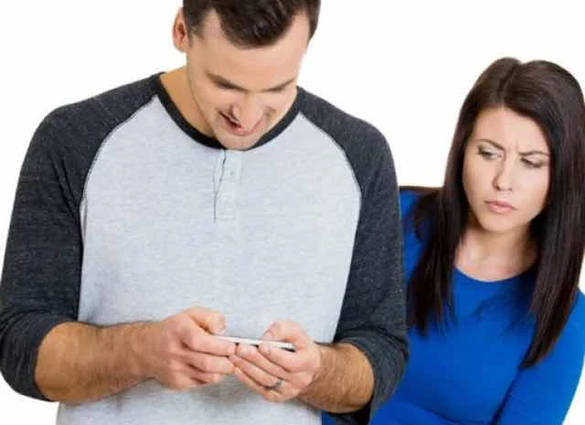 Phát hiện chồng vẫn còn liên lạc với người yêu cũ – Nên làm gì? 