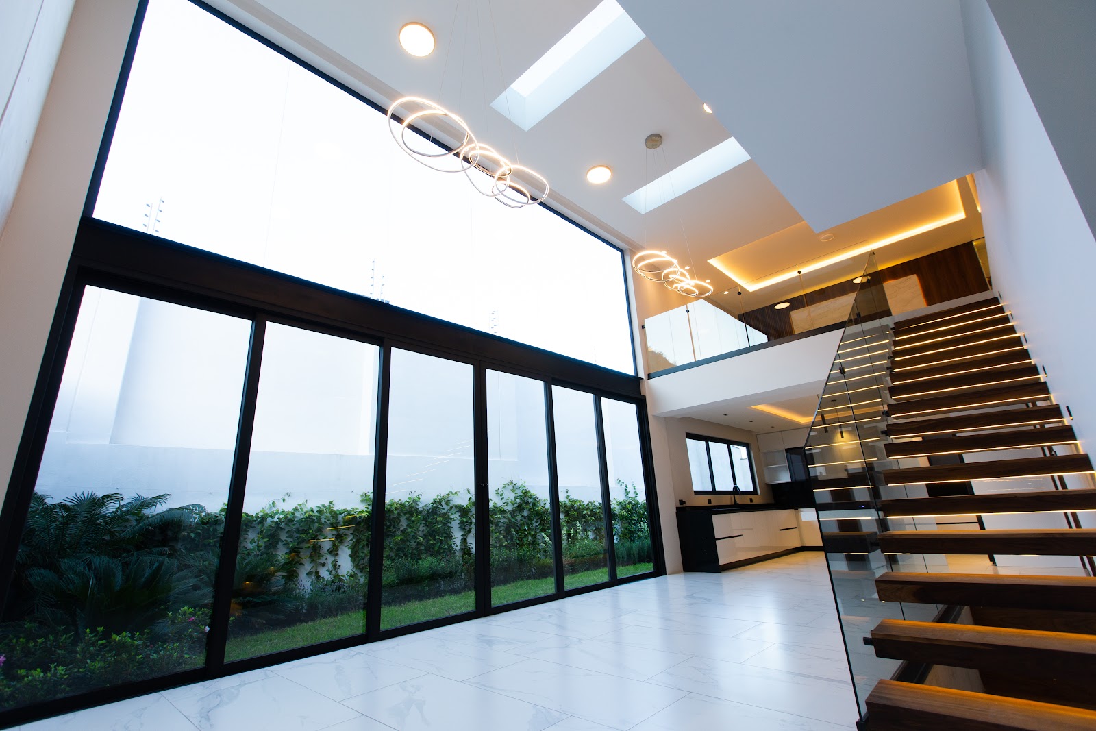 Escalera flotante casa de lujo Bosque Real