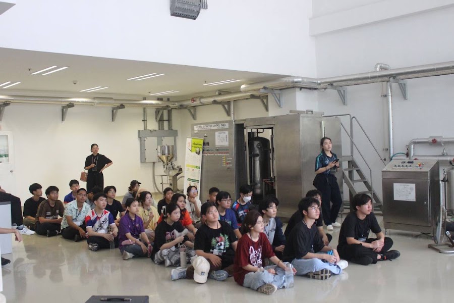 คณะอาจารย์และนักเรียนวิทยาลัยวิศว์-วิทย์