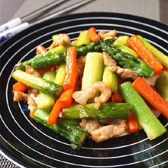 Măng tây xào thịt heo và cà rốt với thịt dai thơm, đậm đà. Cà rốt và măng tây chín mềm giòn. Đặc biệt măng tây vẫn giữ được màu xanh lục trông bắt mắt và ngon miệng.