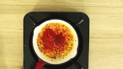 Nước sốt sa tế: Phi thơm 10gr tỏi băm, 10gr hành băm, 5gr ớt băm nhỏ với 2 muỗng canh dầu ăn, sau đó cho 40gr tôm khô đã ngâm mềm, giã nhuyễn vào xào chín rồi cho thêm 2 muỗng canh sa tế, 2 muỗng canh tương ớt và 30ml nước lọc và 1 muỗng canh đường vào khuấy đều. Nấu trên lửa nhỏ đến khi sa tế hơi sệt lại thì tắt bếp bạn nhé!