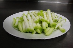 Bầu gọt vỏ, rửa sạch, cắt lát dày khoảng 1 cm rồi cắt nhỏ thành sợi.