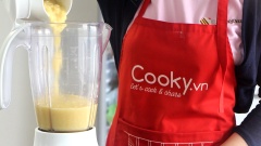 Làm nhân đậu xanh: Cho 150gr đậu xanh đã cà vỏ vào nồi rồi cho nước vào ngập đậu hơn khoảng 2 lóng tay. Đun với lửa nhỏ cho đậu chín mềm, khi đun nhớ dùng đũa đảo đều đậu. Trong quá trình nấu, nếu thấy nước cạn thì có thể châm thêm nước sôi. Khi đậu mềm cho đậu xanh vào máy xay, xay nhuyễn. Sau đó cho đậu đã xay và 100gr đường sên trên chảo chống dính với dầu dừa hoặc dầu ăn (dùng dầu dừa sẽ ngon và tốt hơn). Mở lửa trung bình và dùng muỗng gỗ hoặc spatula đảo đều, sên cho đến khi đậu xanh quyện thành một khối mềm dẻo. Sau đó cho 50gr dừa nạo vào trộn đều với phần nhân. Thời gian sên thường tốn khoảng 20-25 phút.