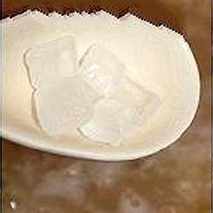 Khi cháo đã chín, hạt sen bở thì cho 50gr đường vào. Khuấy đều cho đường tan hết. Nấu thêm khoảng 5 phút nữa thì tắt bếp.