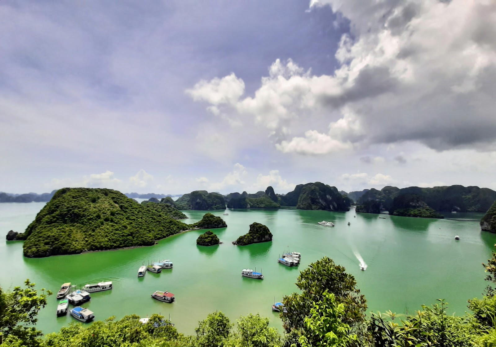 Keajaiban Karst Vịnh Hạ Long: Warisan Alam dan Budaya Vietnam