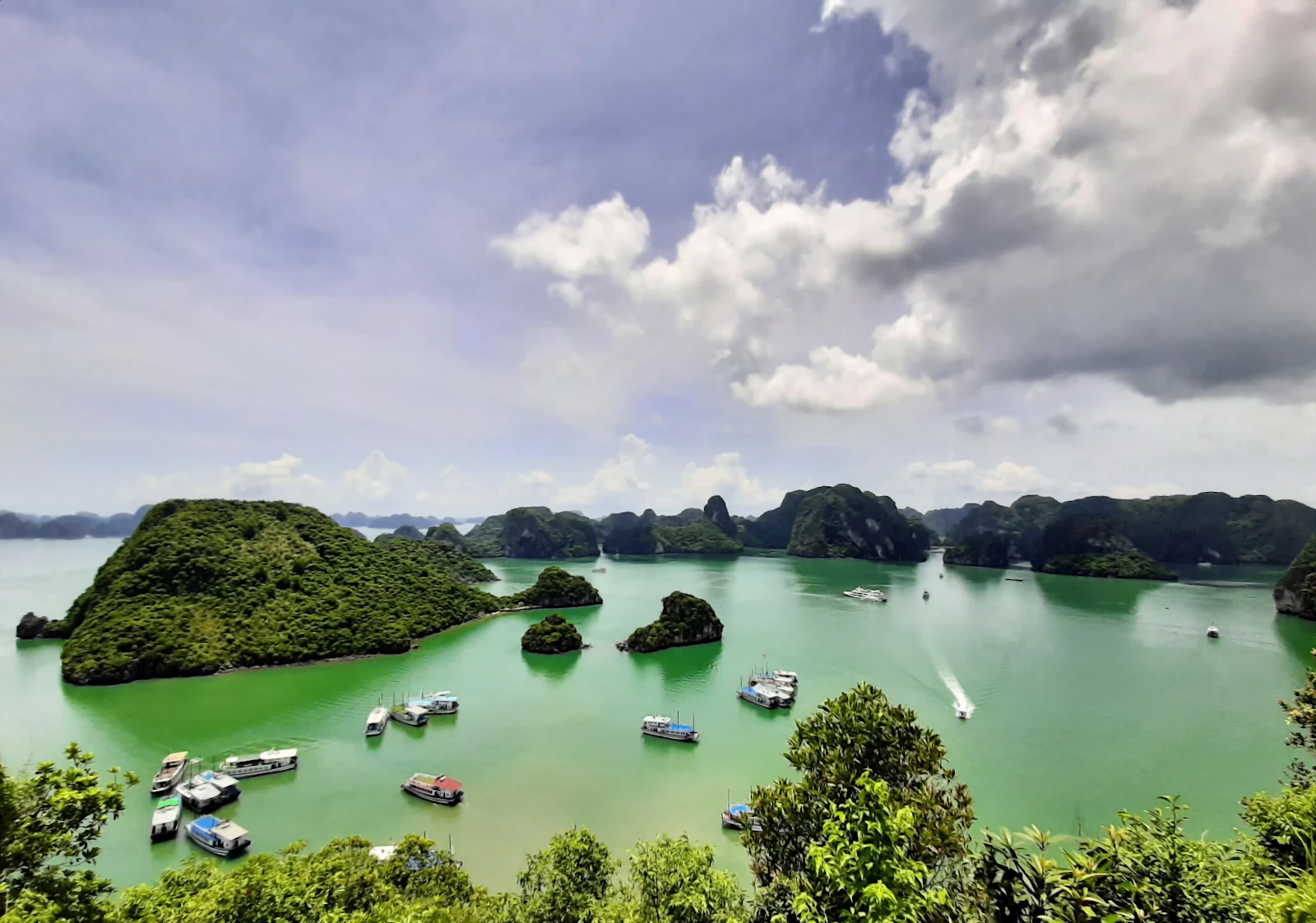 Keajaiban Karst Vịnh Hạ Long: Warisan Alam dan Budaya Vietnam