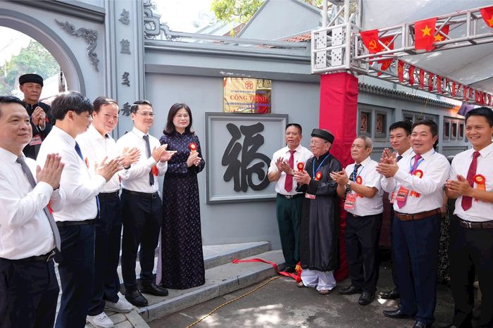 Xã Phù Đổng gắn biển công trình chào mừng Đại hội XI MTTQ Việt Nam - Đài Phát thanh và truyền hình Hà Nội