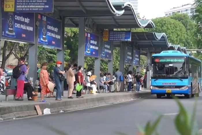 Xe buýt Hà Nội phục vụ gần 110.000 lượt hành khách dịp 30/4-1/5 - Đài Phát thanh và truyền hình Hà Nội