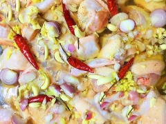 Cho tiếp lon bia vào, để yên khoảng 1-2 tiếng cho gà ngấm gia vị.