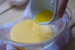 Cho thêm vào chỗ trứng đánh gồm: 40gr bơ lạt đun chảy, 40ml sữa tươi không đường, 1/2 muỗng cà phê tinh chất vani, khuấy đều.