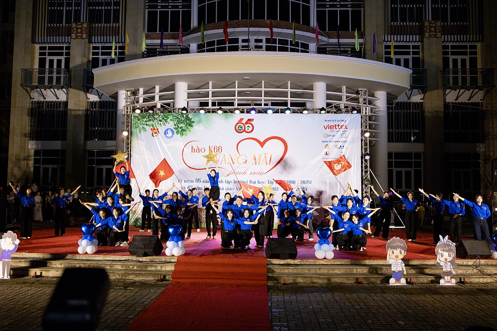 Đêm nhạc hội “Vang mãi thanh xuân”