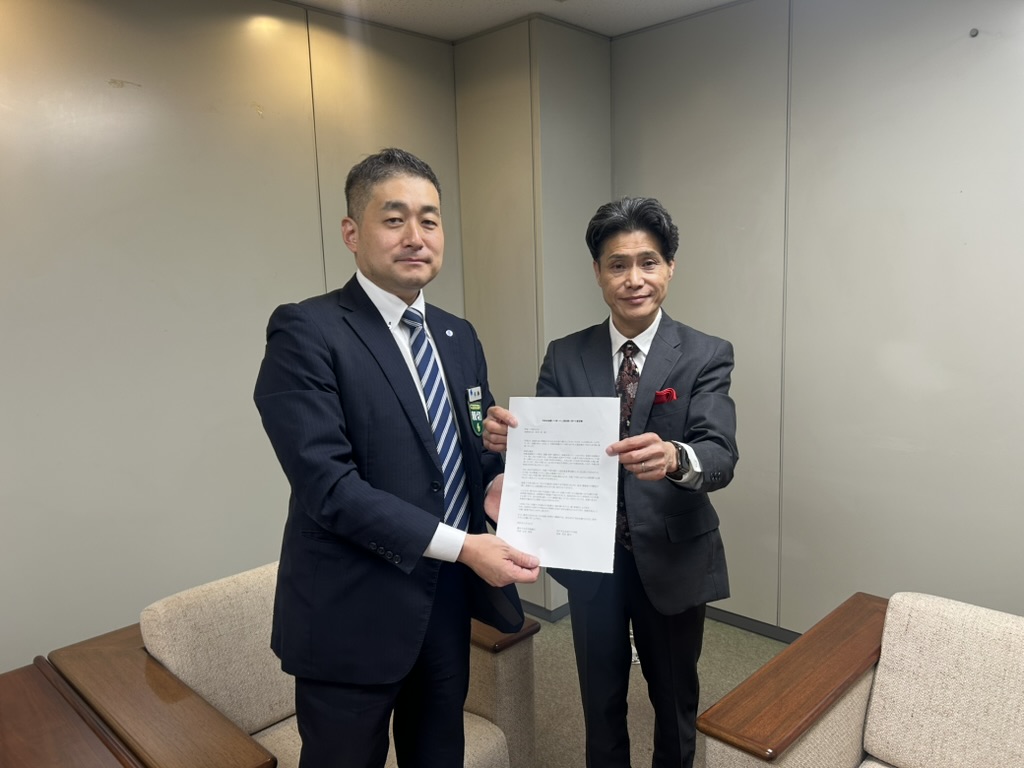 神姫バスへ要望書を手渡す様子