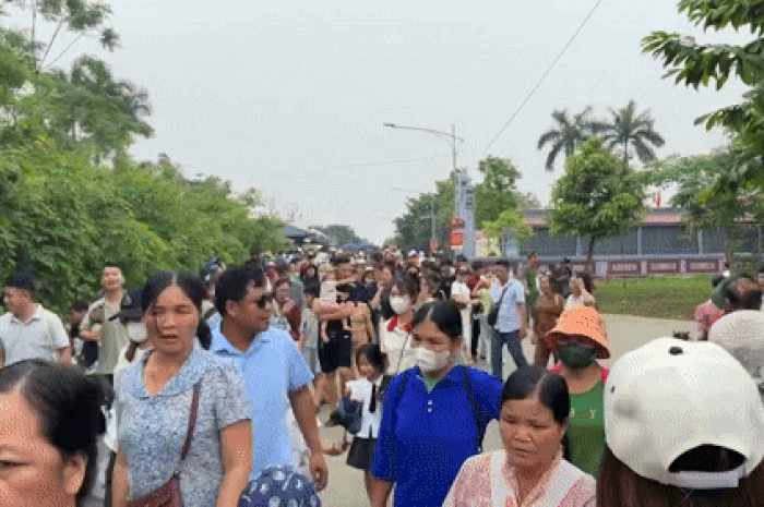 Hàng vạn người đổ về Đền Hùng, dịch vụ xe ôm kiếm bộn tiền - Báo Tiền Phong