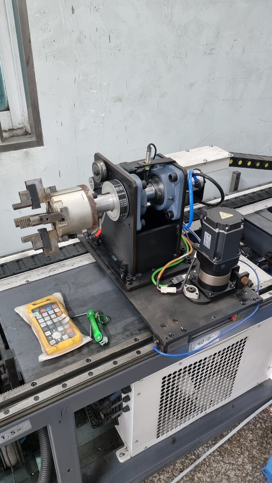 Cắt Hoa Văn, Lỗ Trang Trí Lặp Lại Trên Ống Inox Bằng CNC - đầu máy CNC thật