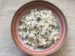 Giữ nguyên chảo, thêm chút dầu, cho cà rốt vào xào với chút muối đến khi chín mềm. Xào tương tự với dưa leo. Rong biển xắt nhỏ. Cho cơm vào tô trộn với rong biển, nước sốt salad, giấm trộn sushi, dầu mè cho thật đều. Sau đó lấy một chút cơm cho vào lòng bàn tay rồi cho tôm xào vào giữa và bọc lại. Tiếp theo lăn viên cơm qua lòng đỏ trứng hay cà tốt, dưa leo đều được. Vậy là hoàn thành món cơm nắm rồi đó.