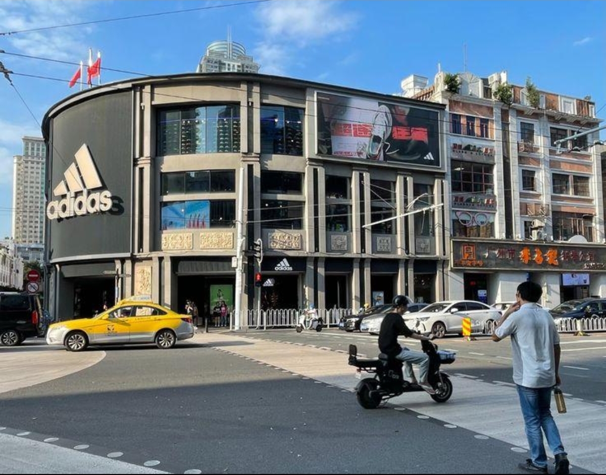Li-Ning flagship store front on Beijing Road Pedestrian Street, Guangzhou