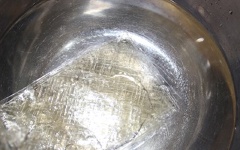 Lá gelatin rửa sạch, ngâm với nước cho mềm. Cho sữa đậu nành, 50gr đường trắng, cà phê đen vào nồi, bắc lên bếp, khuấy đều cho đường tan hết.
