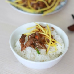 Cho cá cơm kho xoài ra đĩa, dùng nóng với cơm.