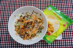 Cho miến, cà rốt, hành tây, nấm hương, nấm mèo, hành lá cùng 1/2 muỗng cà phê muối, 1/2 muỗng cà phê tiêu, 1/3 muỗng cà phê bột ngọt, 1 muỗng cà phê hạt nêm chay vào tô, trộn đều.
