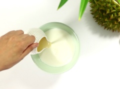 Pha sữa dừa: Khuấy đều 150ml sữa tươi có đường, 150ml sữa đặc và 100ml nước cốt dừa với nhau, phần sữa dừa này dùng để rưới lên chè Thái cuối cùng.