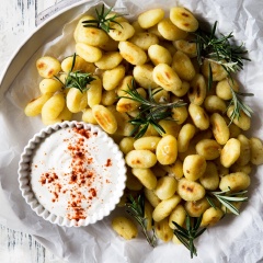 Cho gnocchi khoai tây ra dĩa và thưởng thức ngay khi còn nóng. Với cách làm gnocchi khoai tây chiên dầu olive cực kì đơn giản, bạn sẽ có ngay một bữa tối nhanh, gọn, lẹ cho mình đấy.