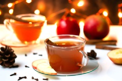 Bạn rót nước táo ra ly, đặt thanh quế nhỏ vào là có thể thưởng thức.