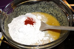 Cho 1 chén bột bắp, 1 muỗng canh đường nâu, 1 muỗng canh dầu ăn vào tô, trộn đều lên. Sau đó, thêm vào 2 chén bột mì, 1/4 muỗng cà phê bột nở, 1/4 muỗng cà phê bột ớt, 1 muỗng cà phê muối, trộn đều thật kỹ để được hỗn hợp sánh mịn.
