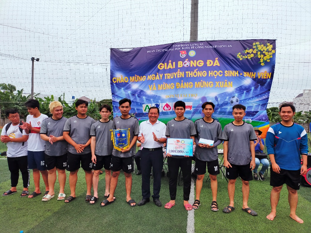 Giải khuyến khích được trao cho đội bóng đến từ Khoa Khoa học xã hội và ngôn ngữ quốc tế Trường DLA 