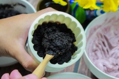 Cho một lớp vỏ bánh vào khuôn nhấn bánh trung thu, dùng muỗng tán nhẹ ra thành khuôn (tạo thành 1 cái lỗ). Cho nhân bánh vào rồi dàn đều. Tiếp tục thêm vỏ bánh lấp kín rồi nhẹ nhàng ấn bánh tạo hình.