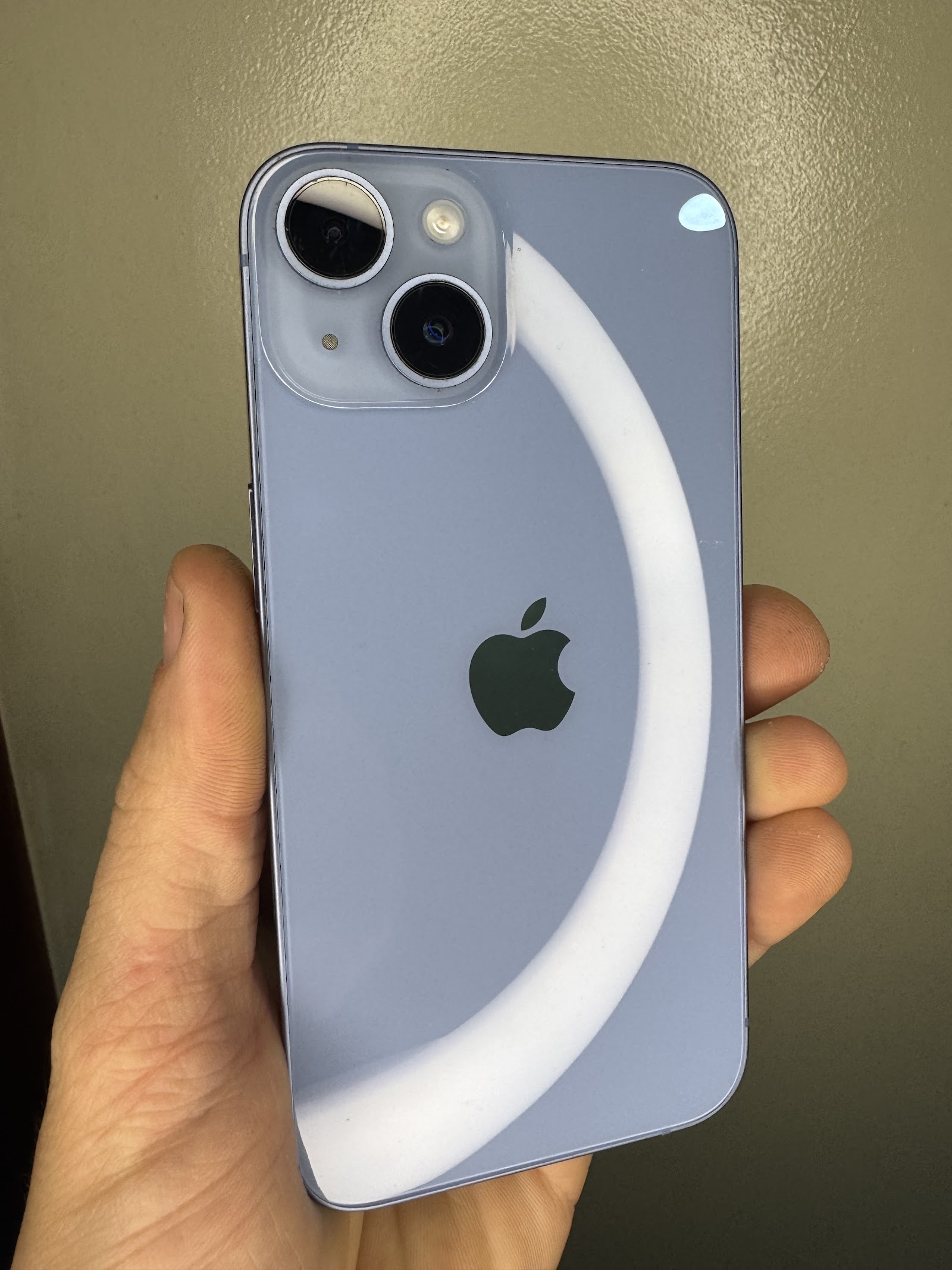 iPhone 14 azul fotografado pela loja