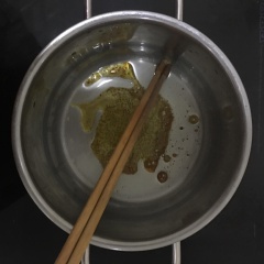 Thắng 3 muỗng canh đường với 2 muỗng canh dầu ăn tới khi lên màu caramel đẹp mắt thì thêm 1 phần Hành tím băm nhỏ vào phi thơm. Cho hết phần thịt ba chỉ vào nồi, dùng đũa đảo tới khi miếng thịt săn lại thì cho 300ml nước dừa vào đun tới khi sôi.