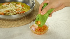 Gắp bánh ra đĩa, trình bày món bánh xèo với xà lách, rau cải xanh, rau thơm, đồ chua, chấm kèm nước mắm chua ngọt và thưởng thức ngay khi còn nóng. Bánh xèo sau khi rán xong có màu vàng đẹp mắt. Khi ăn ngon giòn rụm hòa quyện cùng vị thơm của thịt tôm khiến bạn ăn hoài không chán.