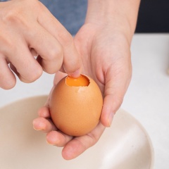 Trứng gà rửa sạch, dùng dao nhọn gõ nhẹ phần đầu tròn quả trứng, khéo léo tách vỏ trứng ra thành một hình tròn nhỏ. Đổ hết trứng bên trong ra, rửa sạch vỏ trứng sau đó chần vỏ trứng qua nước sôi. Úp ngược vỏ trứng để vỏ trứng chảy hết nước ra ngoài.